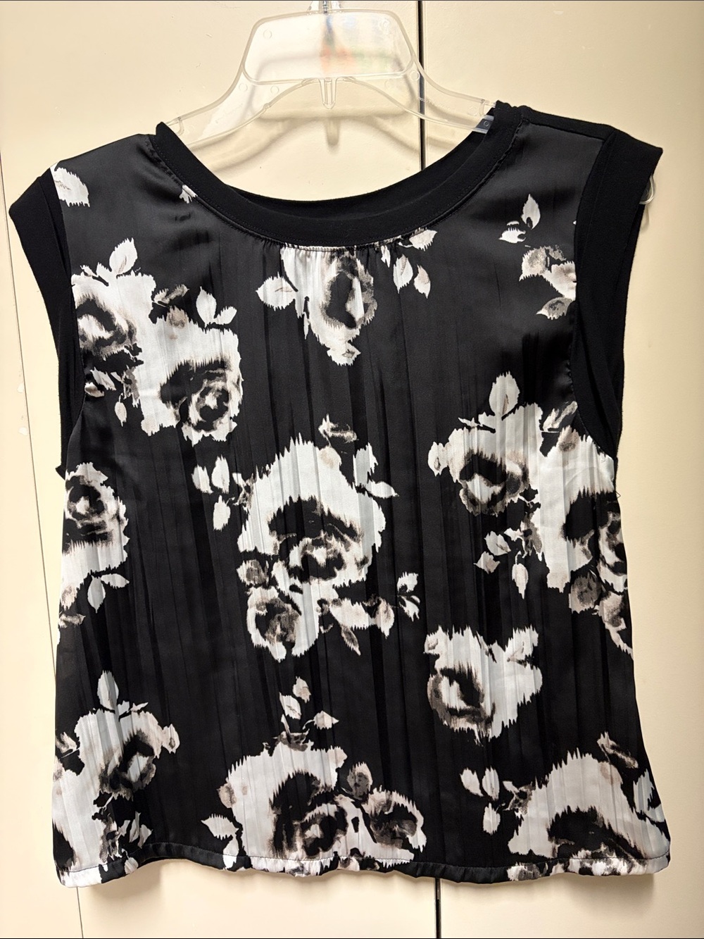 Liverpool Black & White Floral Pleated Sleeveless Top